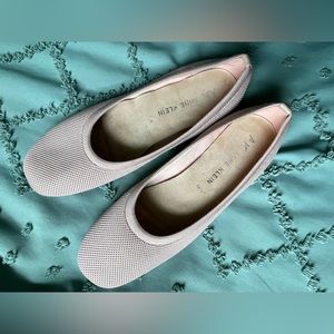 Like New Women’s Anne Klein Leslie Flats - Size 9.5